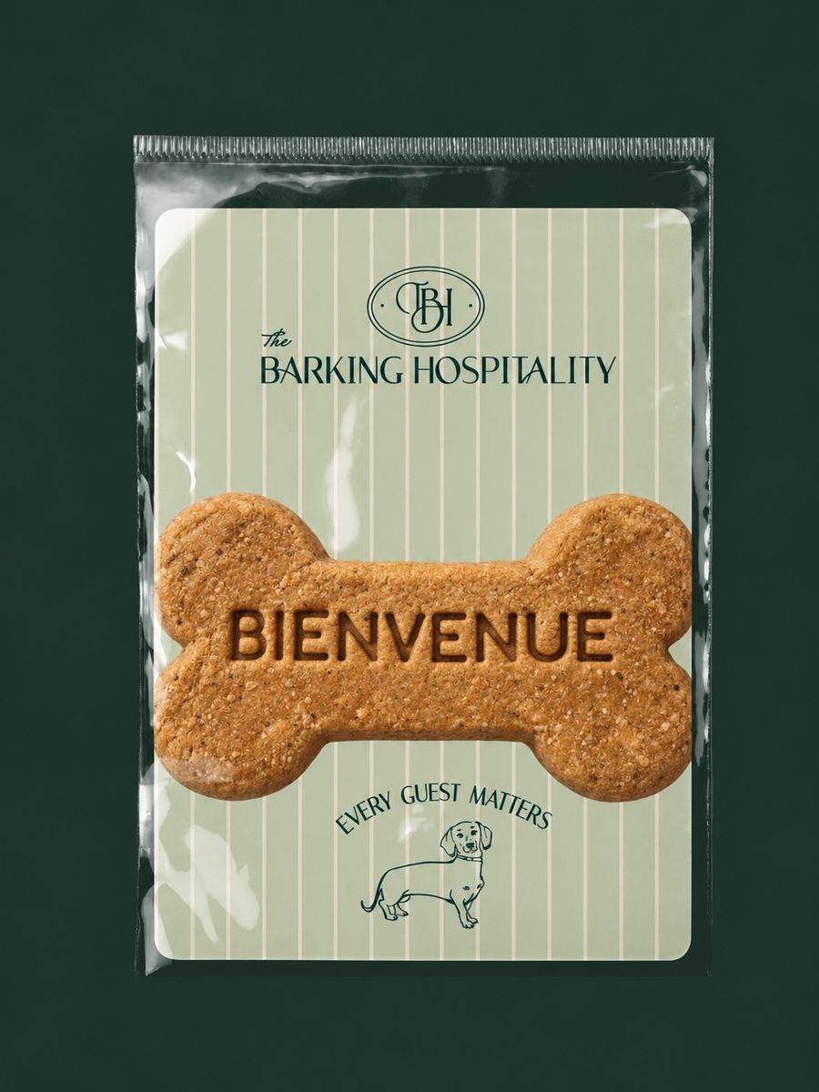 Biscuit en forme d'os estampillé «&nbsp;Bienvenue&nbsp;» dans son sachet The Barking Hospitality
